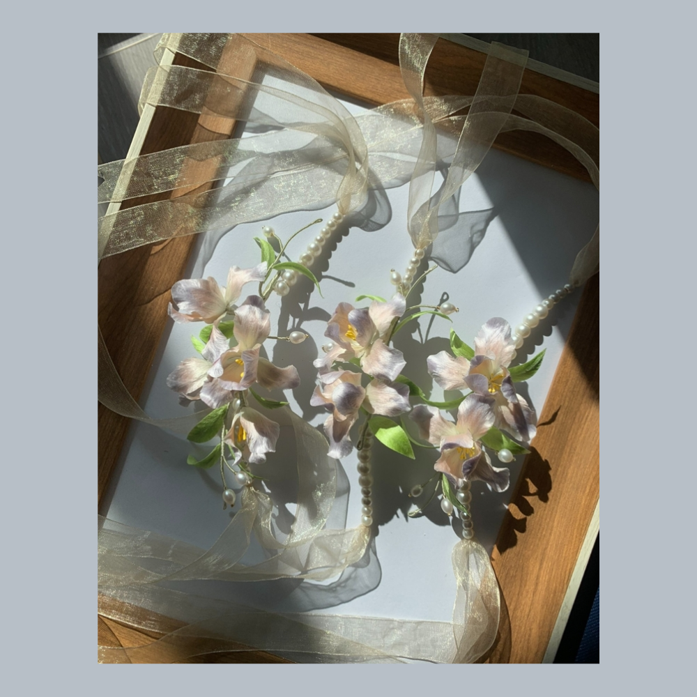 Róng Huā Wrist Corsage - Image 2