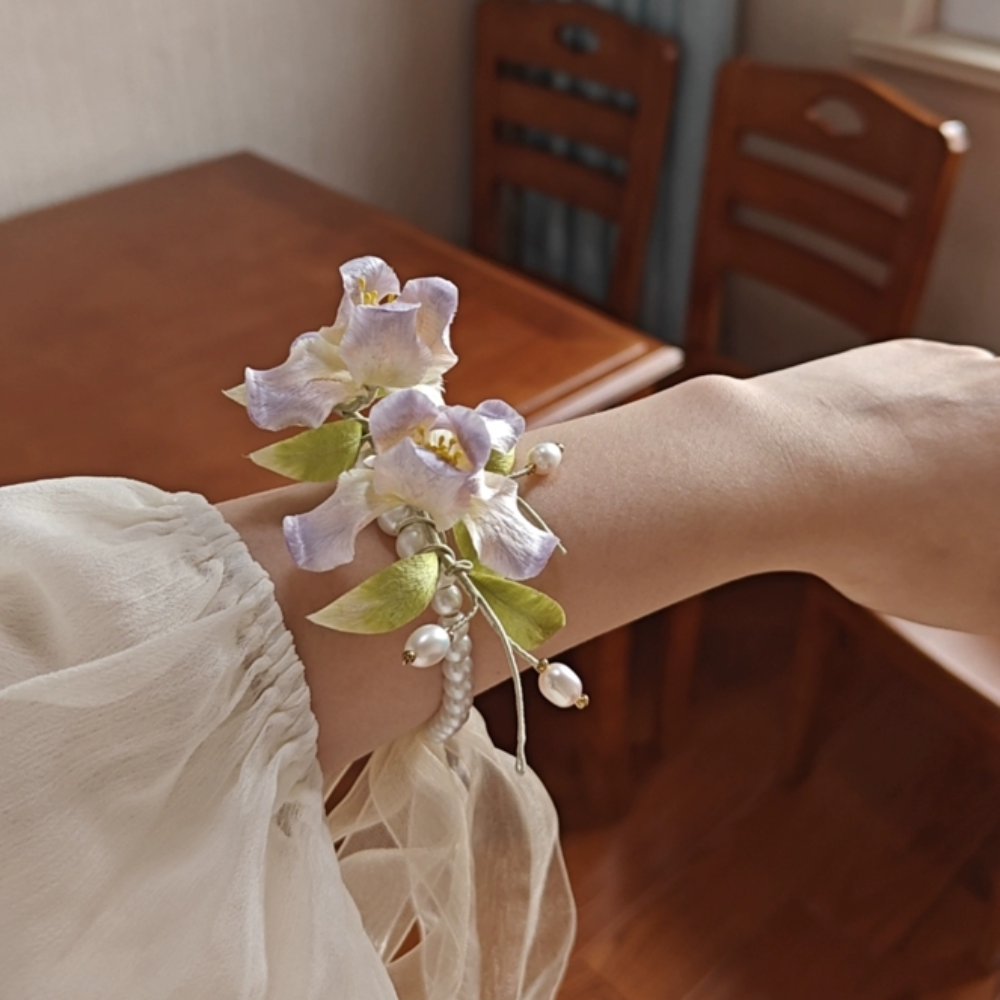 Róng Huā Wrist Corsage - Image 3